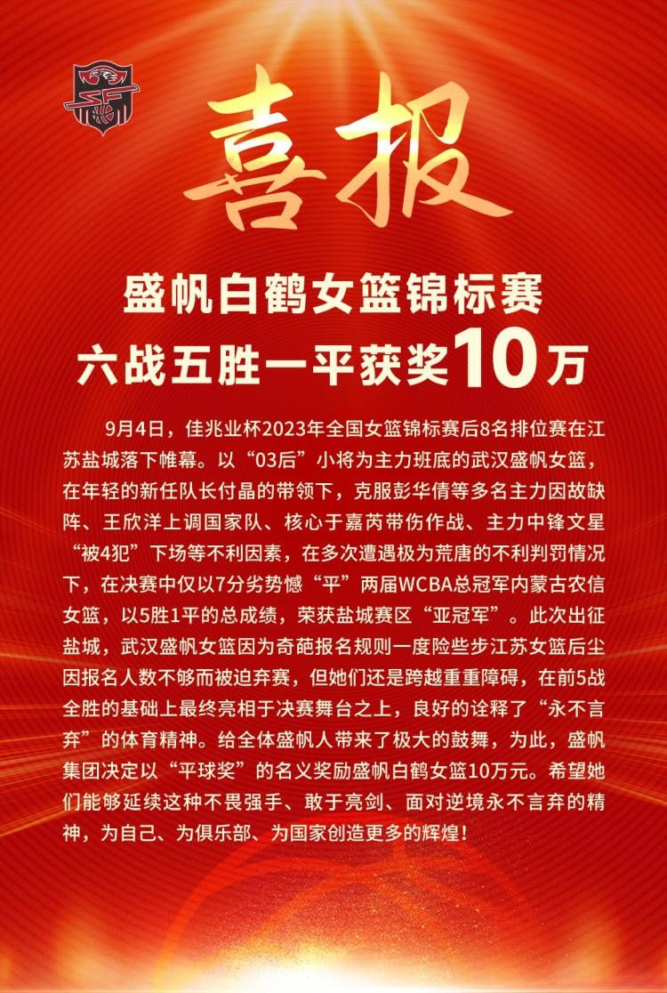 视频中苗苗背对镜头，在无声的情境下双手有节奏地摆动着，十分专注的进行练习